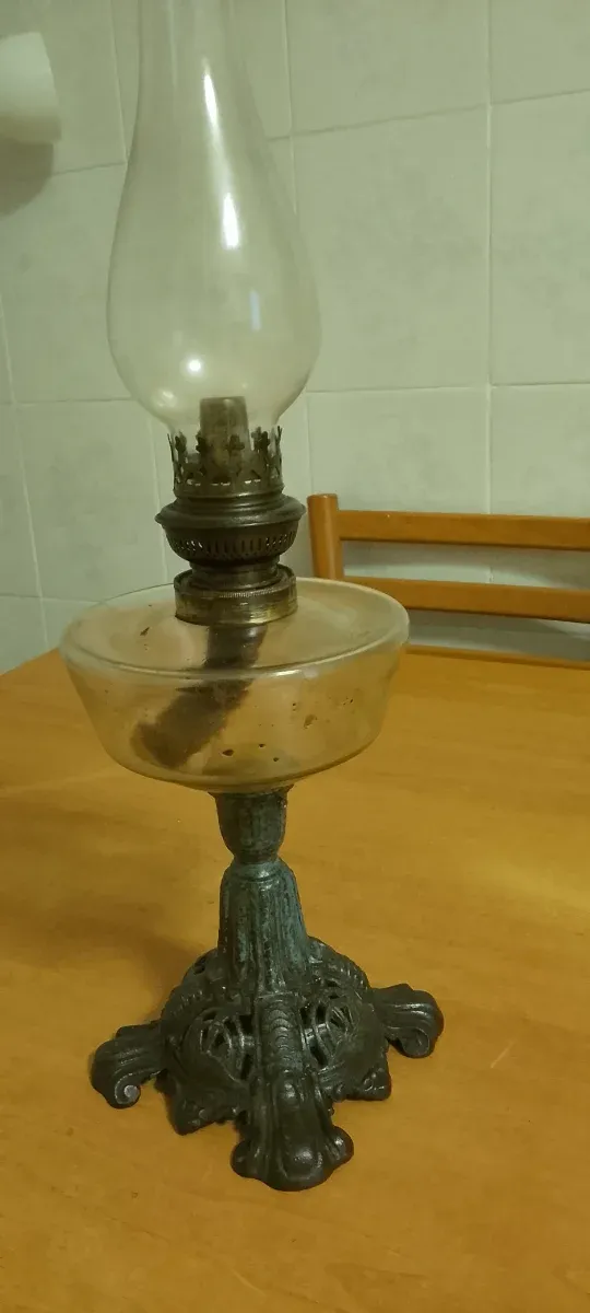 Lampada a petrolio antica