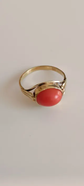Anillo de Oro 14 quilates (585)con coral.