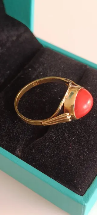 Anillo de Oro 14 quilates (585)con coral.