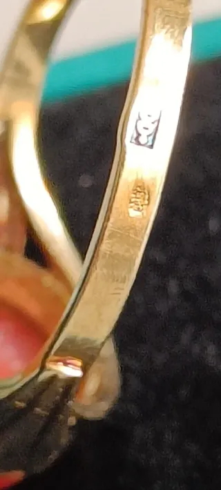 Anillo de Oro 14 quilates (585)con coral.