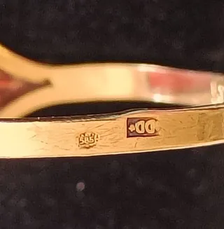 Anillo de Oro 14 quilates (585)con coral.