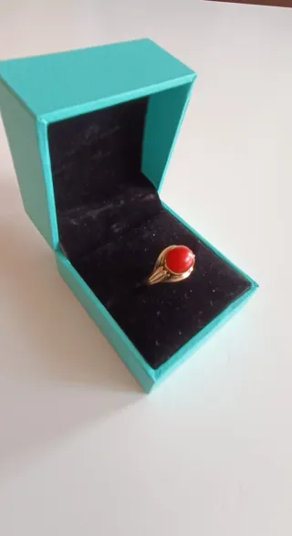 Anillo de Oro 14 quilates (585)con coral.