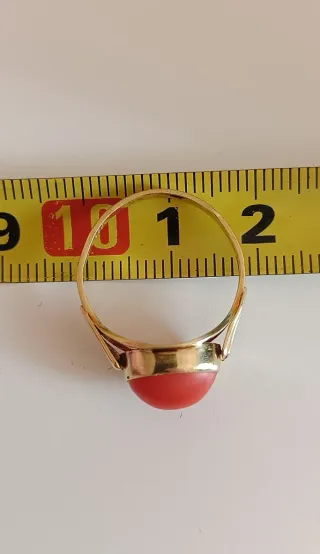 Anillo de Oro 14 quilates (585)con coral.