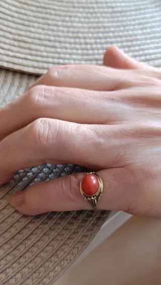Anillo de Oro 14 quilates (585)con coral.