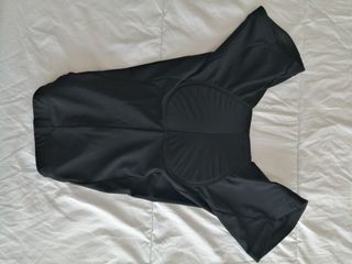 Bicicleta de montaña plateada. Con accesorios