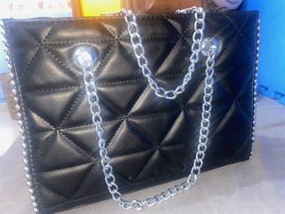 Bolso negro acolchado con cadena