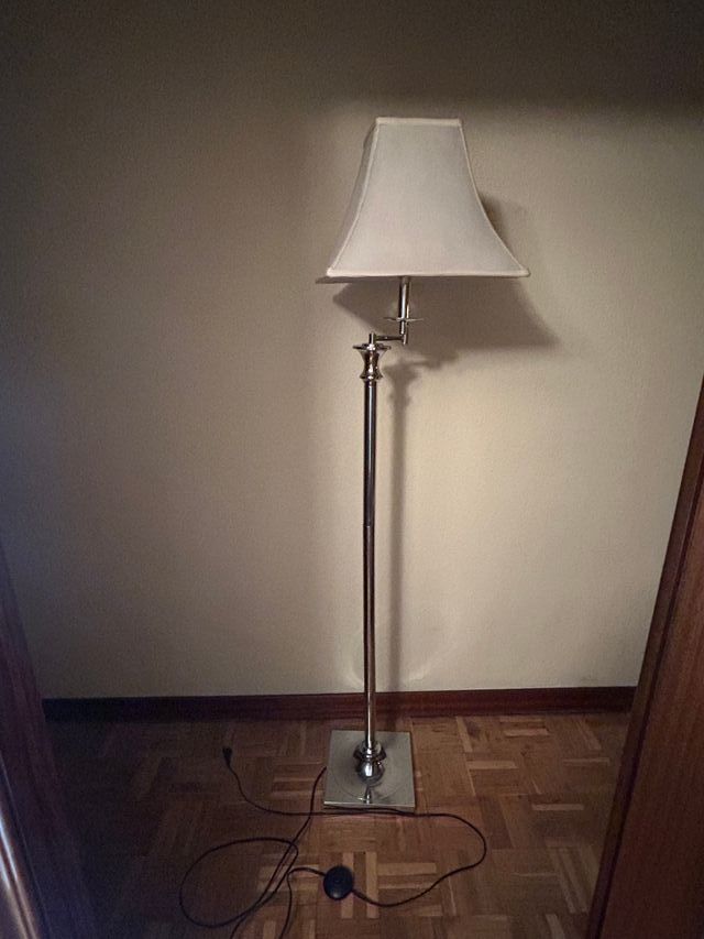 Lámpara de pie plateada y blanca