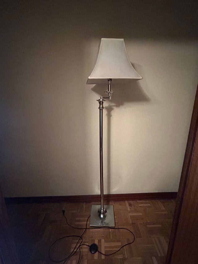 Lámpara de pie plateada y blanca