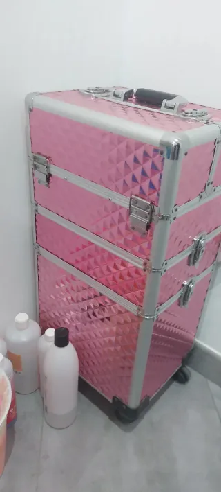 Maletín de manicura rosa con ruedas