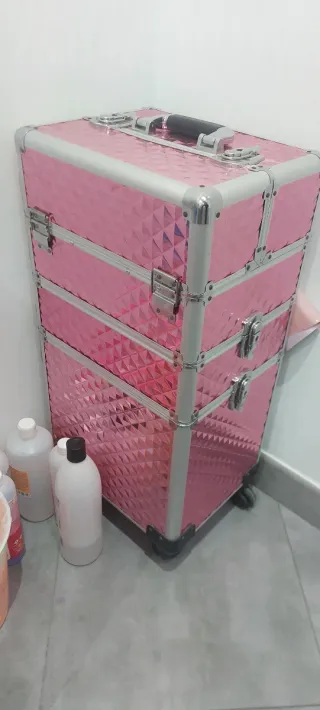 Maletín de manicura rosa con ruedas