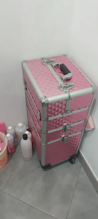 Maletín de manicura rosa con ruedas