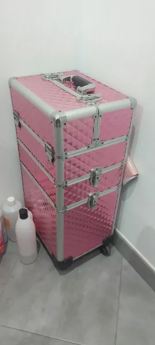Maletín de manicura rosa con ruedas