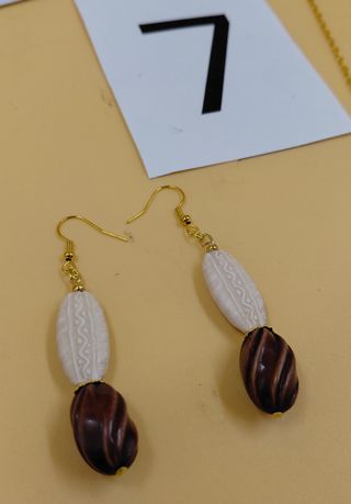 Collana e orecchini in bigiotteria