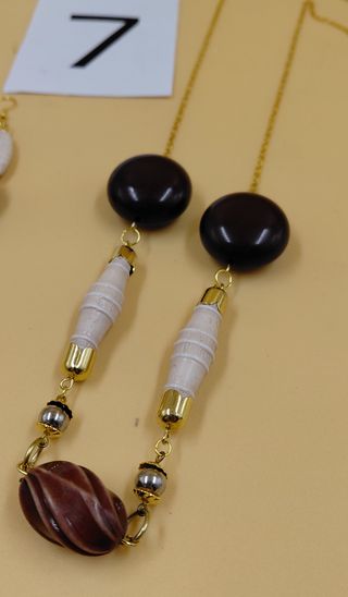 Collana e orecchini in bigiotteria