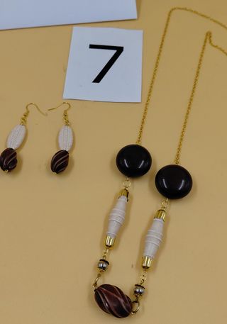 Collana e orecchini in bigiotteria