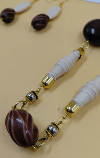 Collana e orecchini in bigiotteria