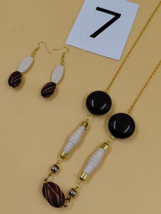 Collana e orecchini in bigiotteria