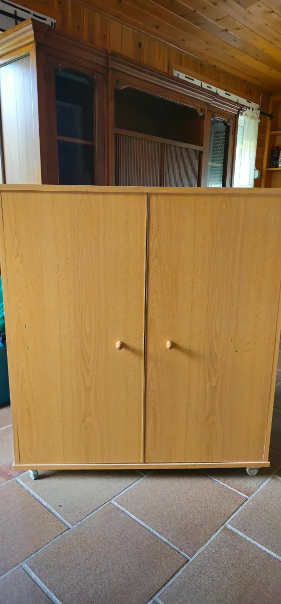 Mueble cama de madera y ruedas