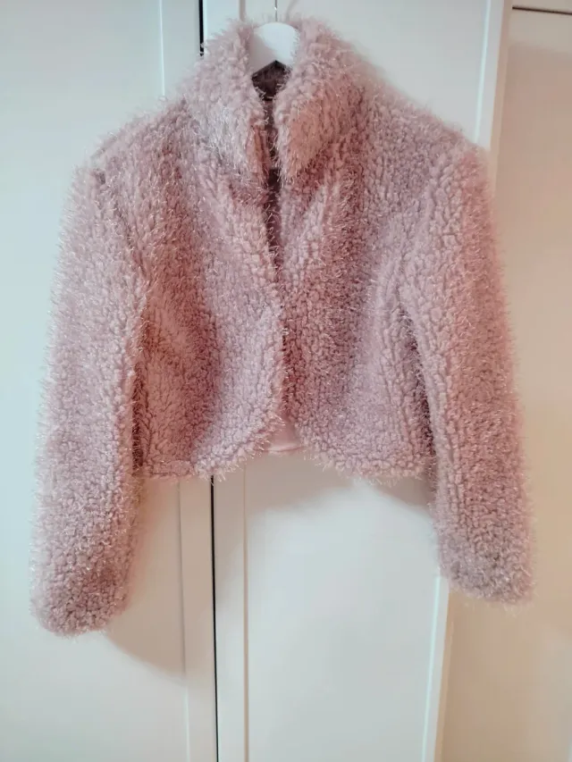 Chaqueta pelo rosa nude corta