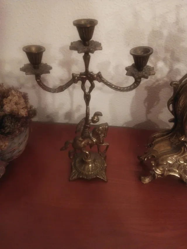 Candelabros y reloj de bronce