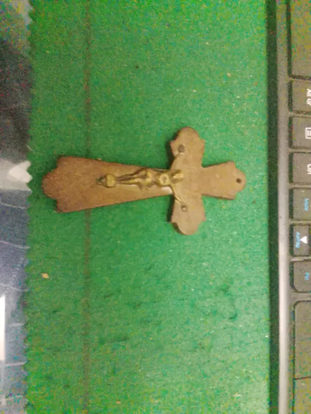 Crucifijo antiguo de madera