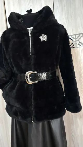 Pellicciotto ecologico con spilla gioiello