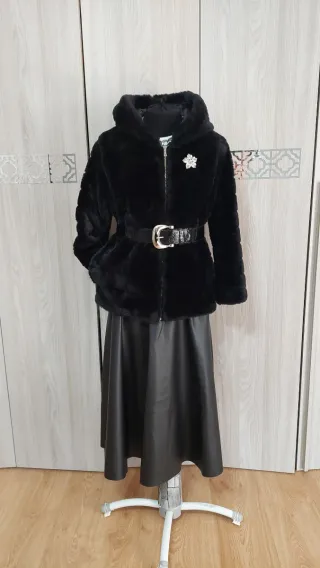 Pellicciotto ecologico con spilla gioiello