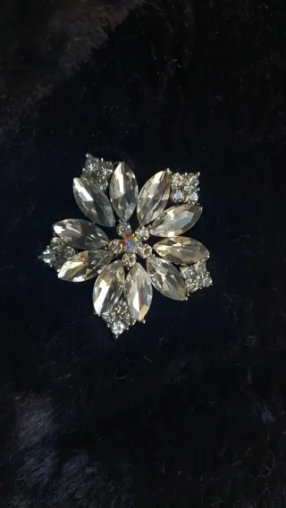 Pellicciotto ecologico con spilla gioiello