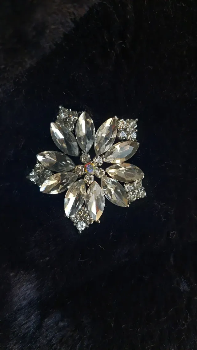 Pellicciotto ecologico con spilla gioiello