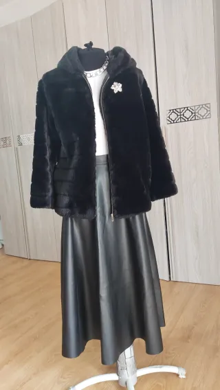 Pellicciotto ecologico con spilla gioiello