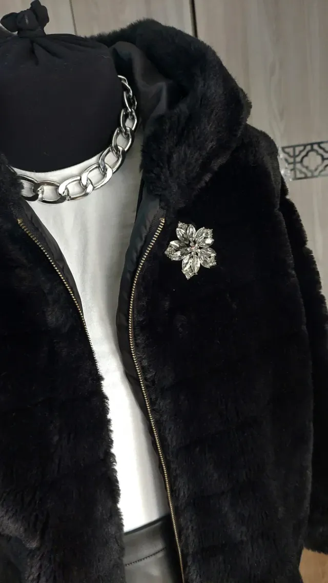 Pellicciotto ecologico con spilla gioiello