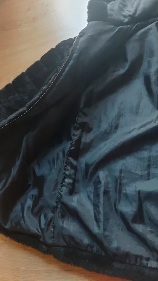 Pellicciotto ecologico con spilla gioiello