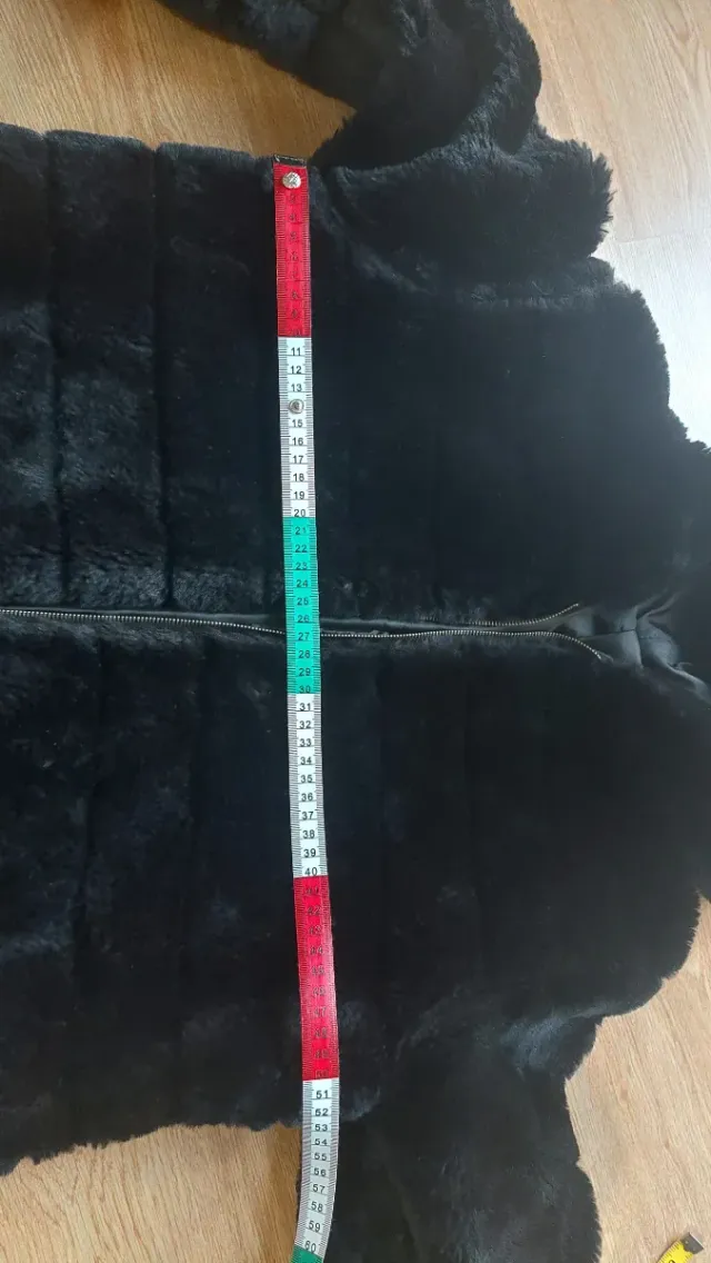 Pellicciotto ecologico con spilla gioiello