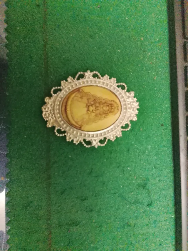 Broche ovalado con diseño floral