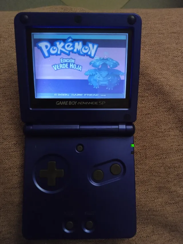 Game Boy Advance SP + Pokémon verde hoja y mario
