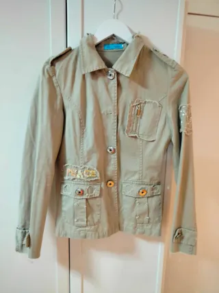 Americana verde militar clarito ajustada