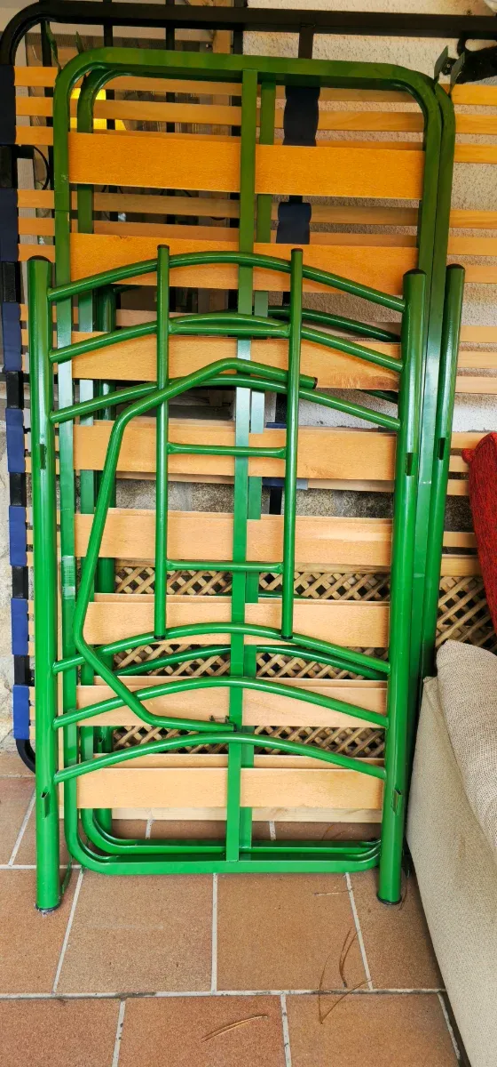 Litera de metal, regalo dos colchones.
