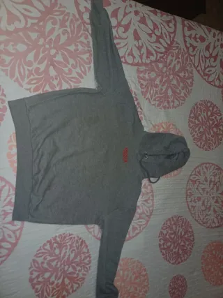 Sudadera gris con logo