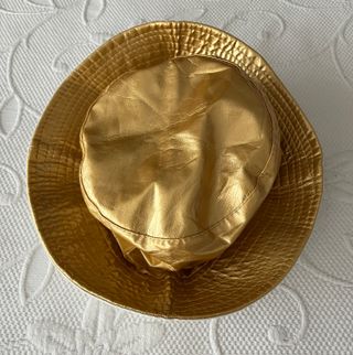 Sombrero de lluvia dorado