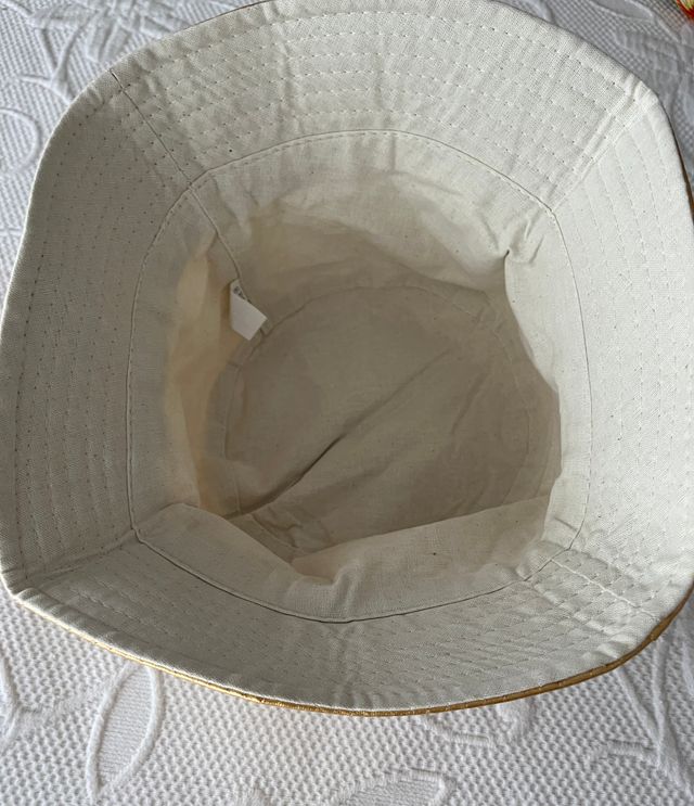 Sombrero de lluvia dorado