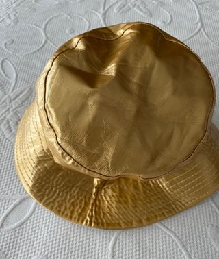 Sombrero de lluvia dorado