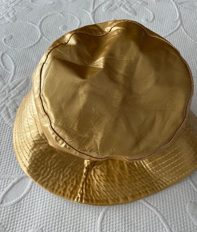 Sombrero de lluvia dorado