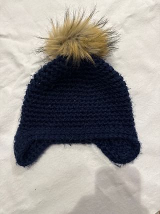 Gorro de lana azul con pompón.