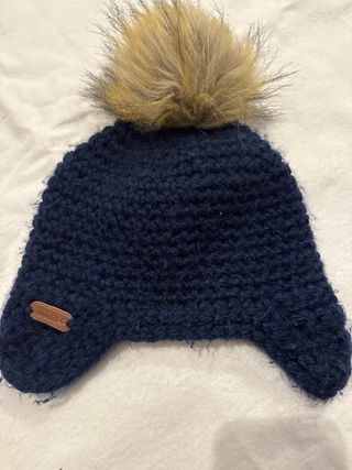 Gorro de lana azul con pompón.