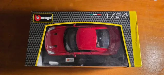 Burago 2017 Nissan GT-R 1:24