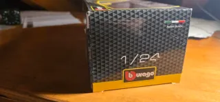 Burago 2017 Nissan GT-R 1:24