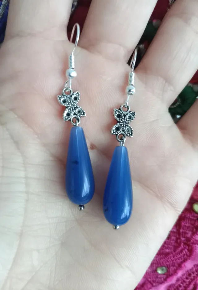 Pendientes azules con mariposa plateada