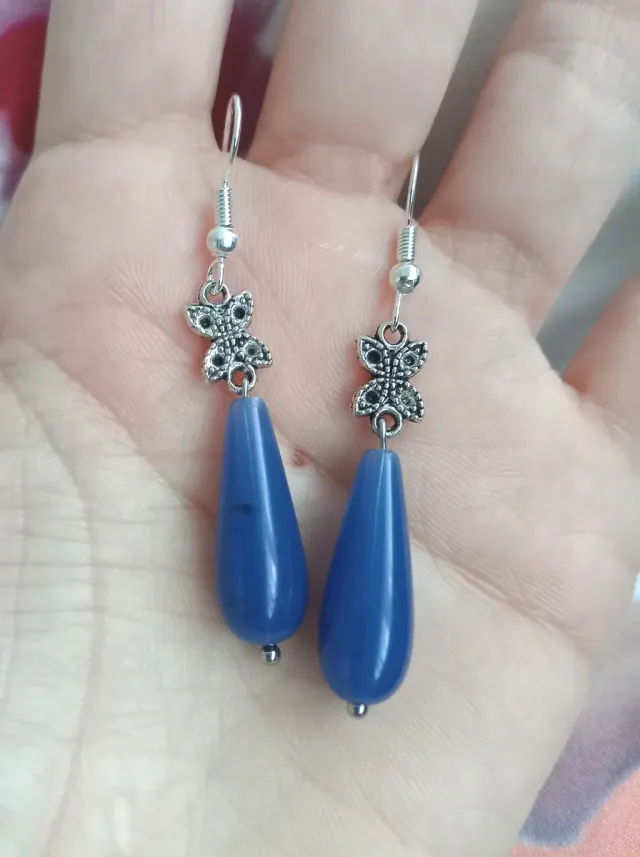 Pendientes azules con mariposa plateada