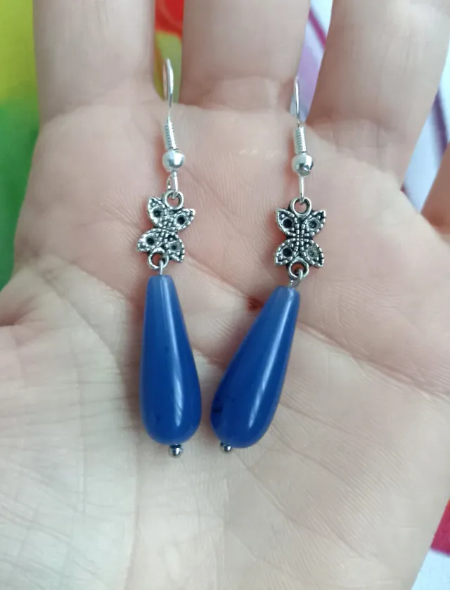 Pendientes azules con mariposa plateada