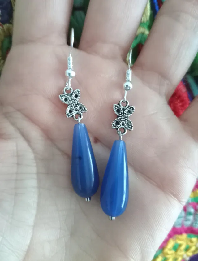 Pendientes azules con mariposa plateada